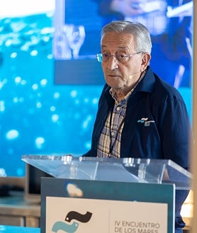 Imagen secundaria 2 - Sobre estas líneas, arriba, Ángel León durante su ponencia en el Encuentro de los Mares. Abajo, a la izquierda, un coquinero de Doñana, durante una de las paradas de este congreso itinerante que ha recorrido. A la derecha, Uxío Labarta