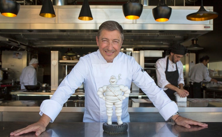 Imagen principal - Sobre estas líneas, alguno de los chefs con estrella que participan en la iniciativa. Arriba, Joan Roca. Abajo, a la izquierda, Yolanda León y Juanjo Pérez, de Cocinandos. A la derecha, Lucía Freitas.