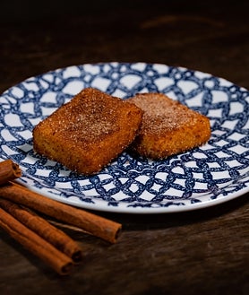 Imagen secundaria 2 - Sobre estas líneas, algunas de las especialidades de la casa: migas, escabeche de bonito y leche frita.