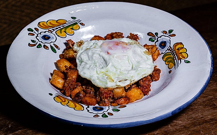 Imagen principal - Sobre estas líneas, algunas de las especialidades de la casa: migas, escabeche de bonito y leche frita.