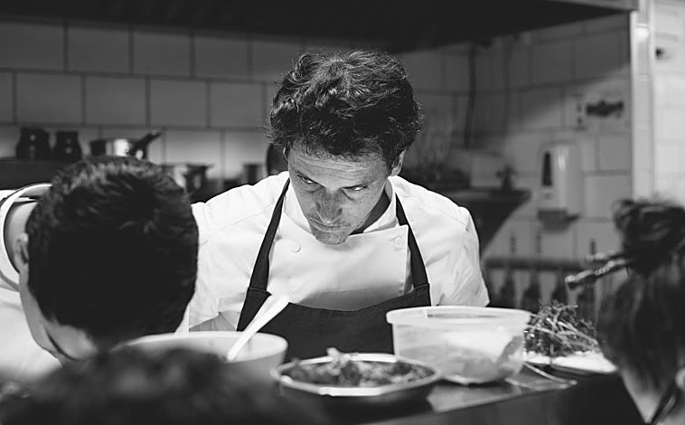 Imagen principal - Rodolfo Guzmán, el restaurante Boragó y una de sus elaboraciones