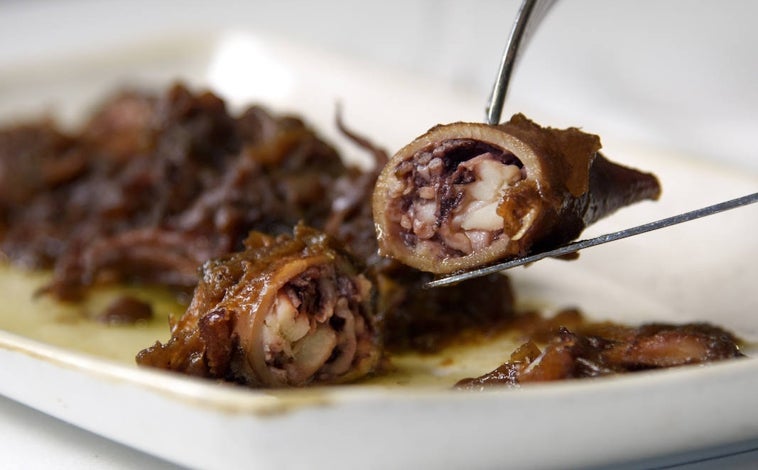Imagen principal - Platos de la cocina de Jai Alai. Entre ellos, arriba, sus clásicos chipirones. En la imagen en su versión encebollada.