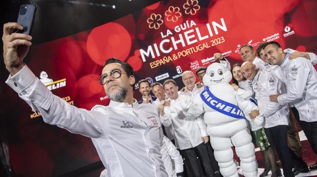 Sergio y Javier Torres en las cocinas de Hermanos Torres, uno de los dos nuevos tres estrellas Michelin de España