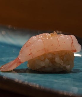 Imagen secundaria 2 - Sobre estas líneas, arriba, David Arauz, chef de Zuara Sushi, nuevo restaurante japonés con estrella Michelin en Madrid. Abajo, a la izquierda, Hugo Muñoz, de Ugo Chan, nuevo también en la Guía Michelin de 2023 con una estrella en la capital. A la derecha, un 'nigiri' de gamba de Arauz.