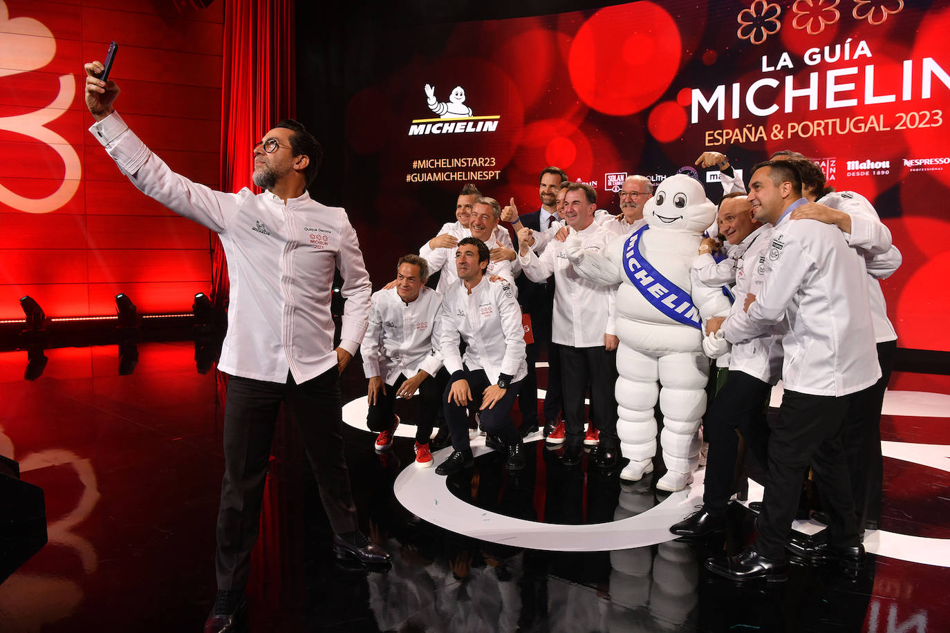 Quique Dacosta hace su clásico 'selfie' junto a los chefs que cuentan con tres o más estrellas Michelin