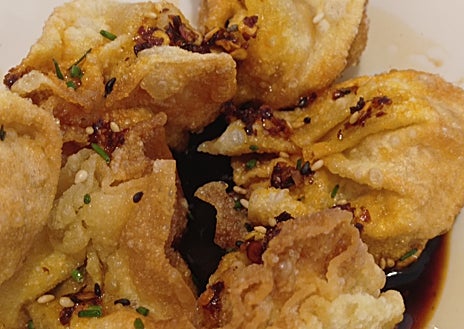 Imagen secundaria 1 - Sobre estas líneas, arriba, el arroz salteado con oreja y gambones. Abajo, a la izquierda, los 'dumplings' fritos. A la derecha, el helado de pistacho y especias.