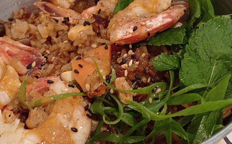 Imagen principal - Sobre estas líneas, arriba, el arroz salteado con oreja y gambones. Abajo, a la izquierda, los 'dumplings' fritos. A la derecha, el helado de pistacho y especias.