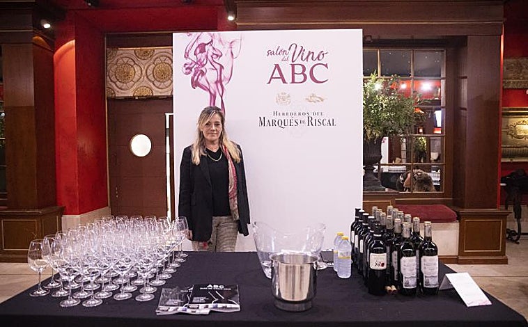 Imagen principal - Stands de Marqués de Riscal, Arrayán y España e Hijos en el Salón del Vino de ABC.