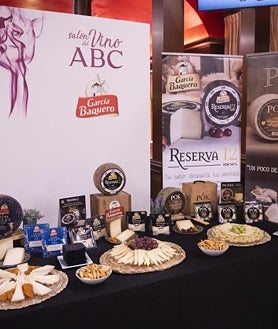 Imagen secundaria 2 - ISalón del Vino de ABC, en el Teatro Real de Madrid. En la tercera foto, el puesto de quesos de García Baquero.