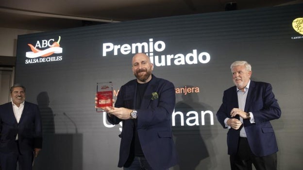 Hugo Muñoz, de Ugo Chan, durante la recogida del premio del jurado a la mejor cocina extranjera. A la derecha, Carlos Maribona, crítico de ABC y creador de los premios Salsa de Chiles en 2008