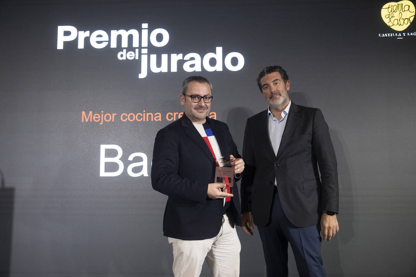 Pedro Sánchez, chef de Bagá, junto al director de ABC, Julián Quirós, de quien recibió el premio a la mejor cocina creativa en la XII edición de los Premios Salsa de Chiles.