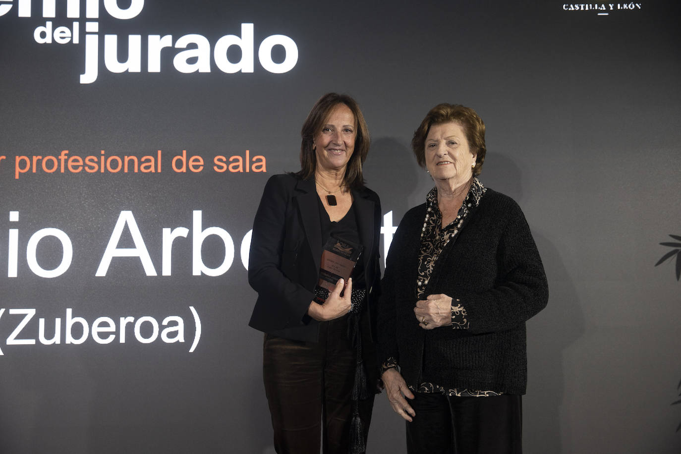 Paloma Fernández-Iriondo recogió el premio del jurado al mejor profesional de sala en nombre de Eusebio Arbelaitz, de Zuberoa. En la imagen, junto a Ymelda Moreno, presidenta del jurado de expertos de los Premios Salsa de Chiles.