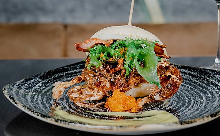 Imagen principal - Sobre estas líneas, arriba,  el mollete al vapor con cangrejo de caparazón tierno frito. Abajo, a la izquierda, el 'nigiri' de anguila y foie. A la derecha, barra y mesas de Juana la Loca, en el barrio de La Latina.