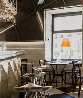 Imagen secundaria 2 - Sobre estas líneas, arriba,  el mollete al vapor con cangrejo de caparazón tierno frito. Abajo, a la izquierda, el 'nigiri' de anguila y foie. A la derecha, barra y mesas de Juana la Loca, en el barrio de La Latina.