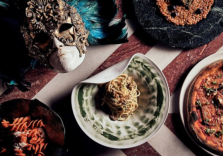 12 restaurantes de cena con espectáculo en Madrid para despedir el año de forma divertida