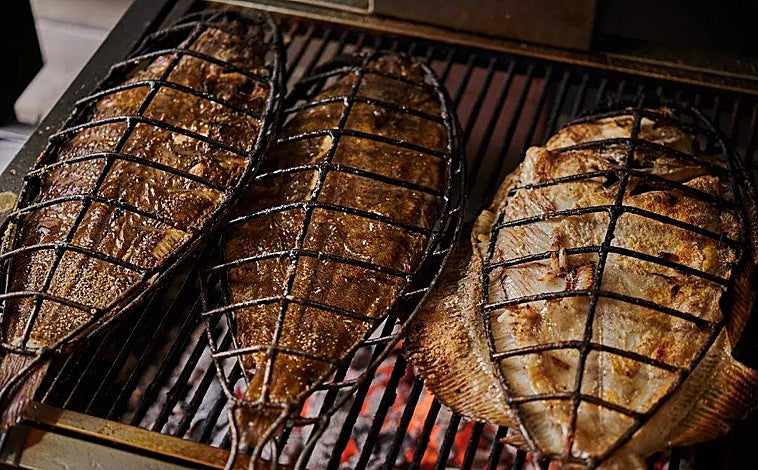 Imagen principal - Sobre estas líneas, arriba, parrillas de Bistronomika. Abajo, a la izquierda, pollo asado al carbón al estilo peruano. A la derecha, la propuesta del catering Juanyta Me Mata!