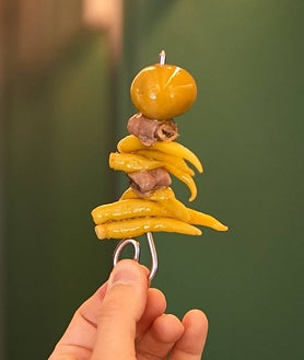 Imagen secundaria 2 - Sobre estas líneas, arriba, 'paté en croûte' de Mallorca. Abajo, a la izquierda, solomillo Wellington de Lhardy. A la derecha, gilda de Hermanos Vinagre