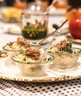 Imagen secundaria 2 - Sobre estas líneas, arriba, parrillas de Bistronomika. Abajo, a la izquierda, pollo asado al carbón al estilo peruano. A la derecha, la propuesta del catering Juanyta Me Mata!