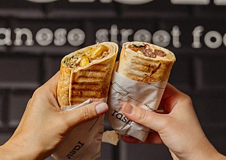 Imagen secundaria 1 - Comida callejera libanesa en La Latina, junto al mercado de la Cebada. Arriba, entrantes. Debajo, bocadillos y, a la derecha, los postres.