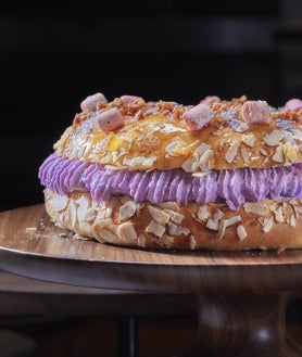 Imagen secundaria 2 - Sobre estas líneas, arriba, el roscón de Panod, ganador en el campeonato de Madrid. Abajo, a la izquierda, el roscón de El Horno de Babette. A la derecha, el de violeta de The Omar.