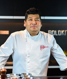 Imagen secundaria 2 - Arriba, la barra de Hasaku, en Las Tablas. Debajo, su salteado de lomo en wok y el chef Jhosef Arias.