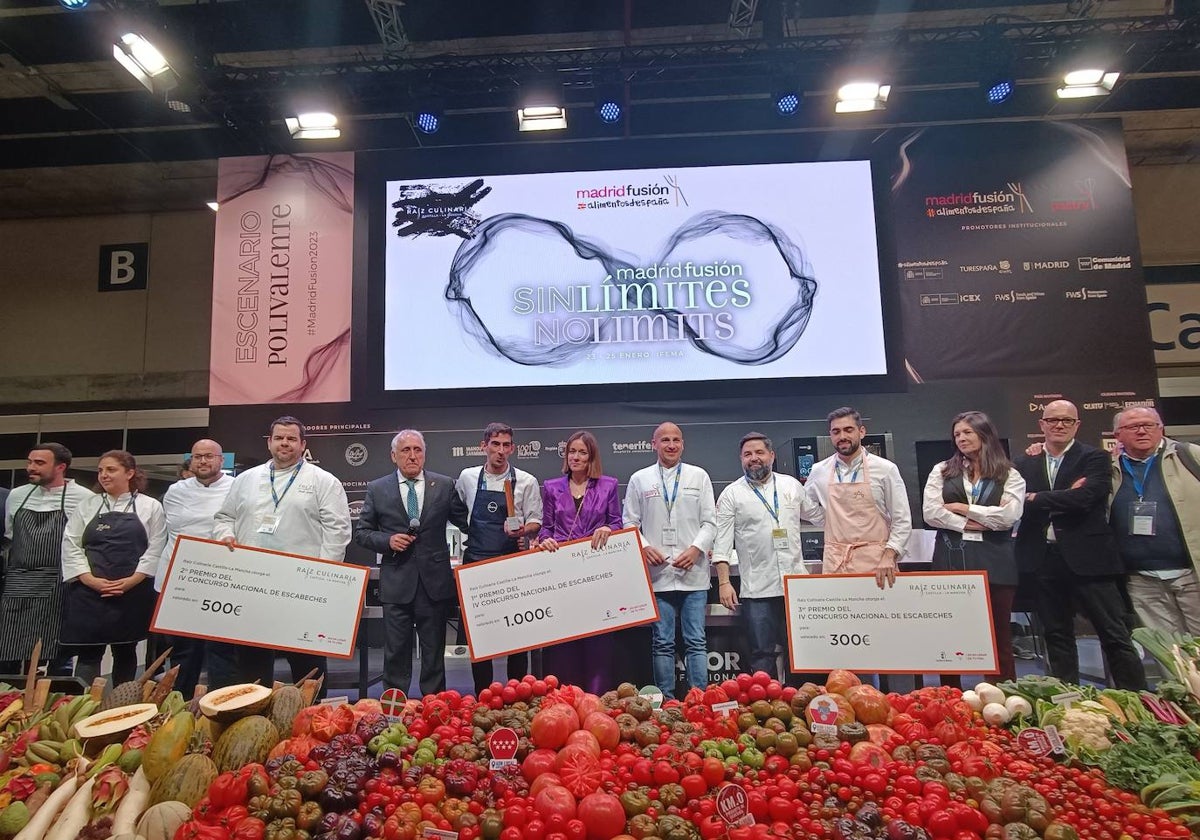 Los ganadores posan junto al jurado en el IV Concurso Nacional de Escabeches