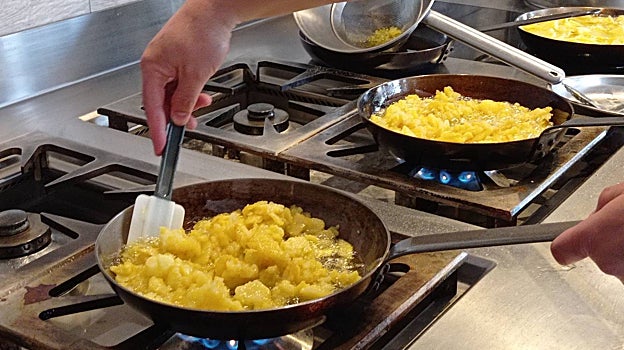Preparación para una tortilla de patata en un restaurante