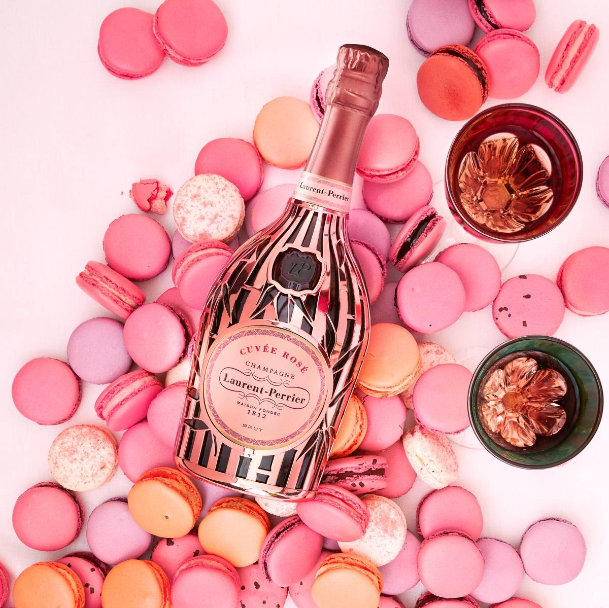 Una botella del Cuvée Rosé de Laurent-Perrier envuelta en una fina caja de metal puede ser un obsequio único. Se disfruta cuando se bebe y sigue después, pues el estuche -bautizado Metal Jacket Bambú- se adapta a todas las botellas de 750 ml. de la casa. Cuesta 124 euros. Disponible en El Corte Inglés y las principales vinotecas de España.