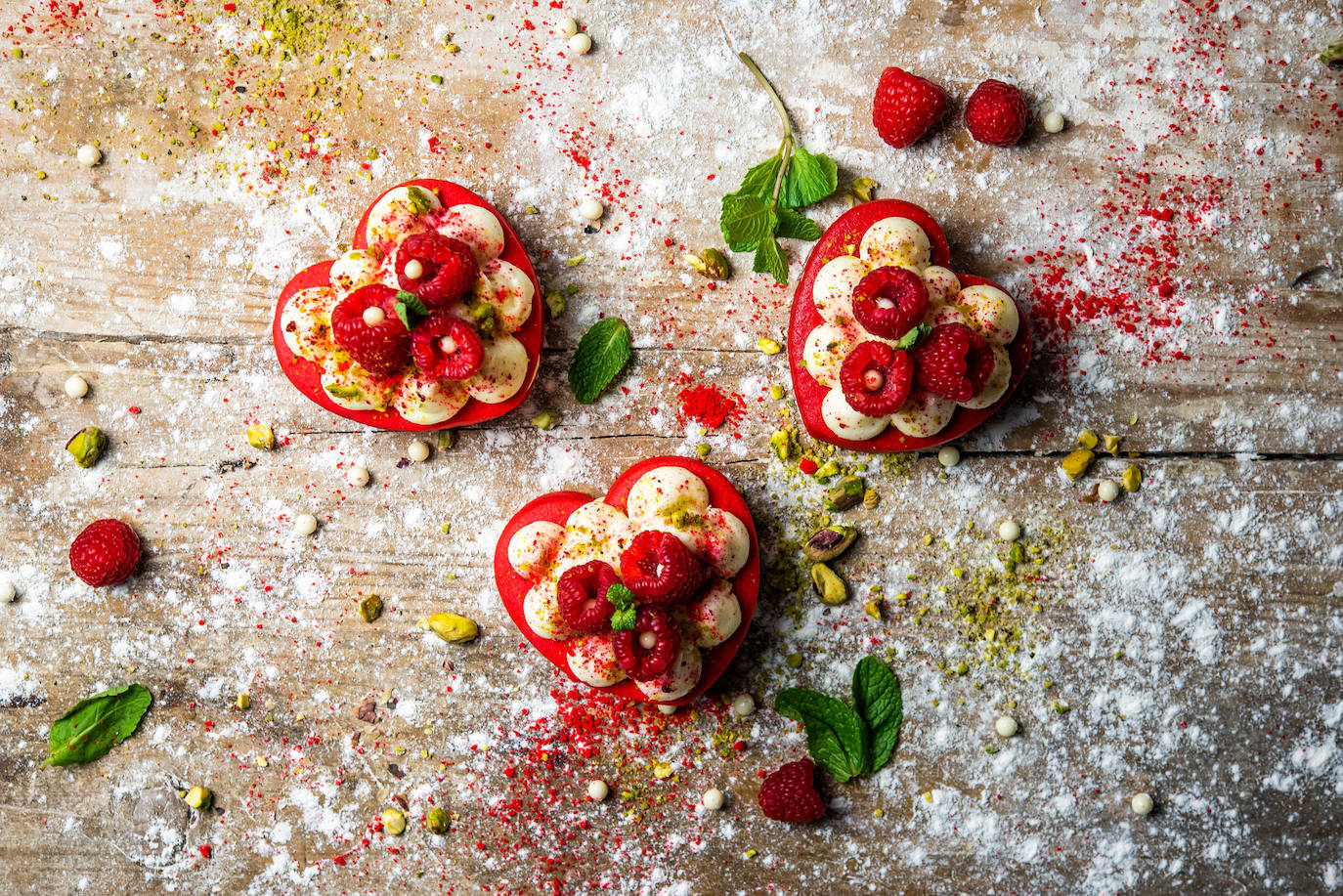 Un dulce y una cita romántica son indisociables. La Tartaleta San Valentín de Levaduramadre puede ser el detalle perfecto: con forma de corazón, está elaborada con pasta sablé rellena de queso mascarpone y coronada con frambuesas y polvo de pistacho. Es una edición limitada (4,95 euros c/u), al igual que su palmera de hojaldre gigante (2,65) con un lateral bañado con una capa de mermelada de fresa, recubierta de chocolate blanco y trocitos crujientes de frambuesa. Están disponibles durante todo febrero en los locales de la cadena, que los reciben de sus obradores en Madrid, Valencia y Barcelona.