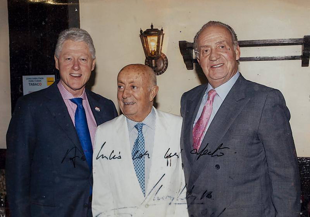 Lucio Blázquez flanqueado por el rey Juan Carlos y Bill Clinton, en Casa Lucio
