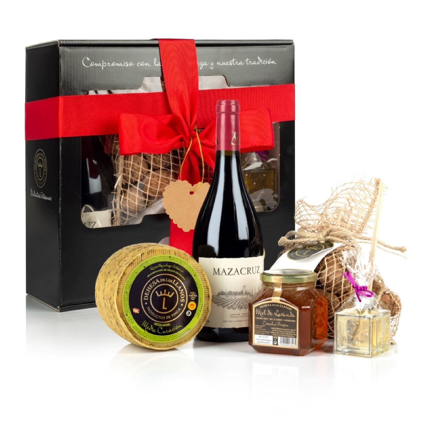 Directa desde la Dehesa de Los Llanos, este 'Pack Gourmet Edición Limitada' propone un San Valentín con productos ecológicos y artesanales que, además, apoyan al mundo rural. Lleva queso manchego de media curación, una botella de vino Mazacruz Tinto 2022, un saco de nueces Franquette, esencia de lavanda y miel, todo de la finca albaceteña. En dehesadelosllanos.com a 59 euros. 