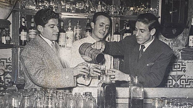 Lucio detrás de la barra de Casa Lucio en una foto del álbum familiar