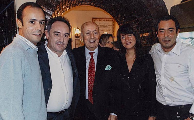 Imagen principal - Sobre estas líneas, arriba, Lucio Blázquez y sus hijos con Ferran Adrià. Abajo, a la izquierda, con el actor Mario Moreno (Cantinflas) y el boxeador Pedro Carrasco. A la derecha, bailando con Lola Flores.