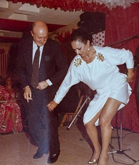 Imagen secundaria 2 - Sobre estas líneas, arriba, Lucio Blázquez y sus hijos con Ferran Adrià. Abajo, a la izquierda, con el actor Mario Moreno (Cantinflas) y el boxeador Pedro Carrasco. A la derecha, bailando con Lola Flores.