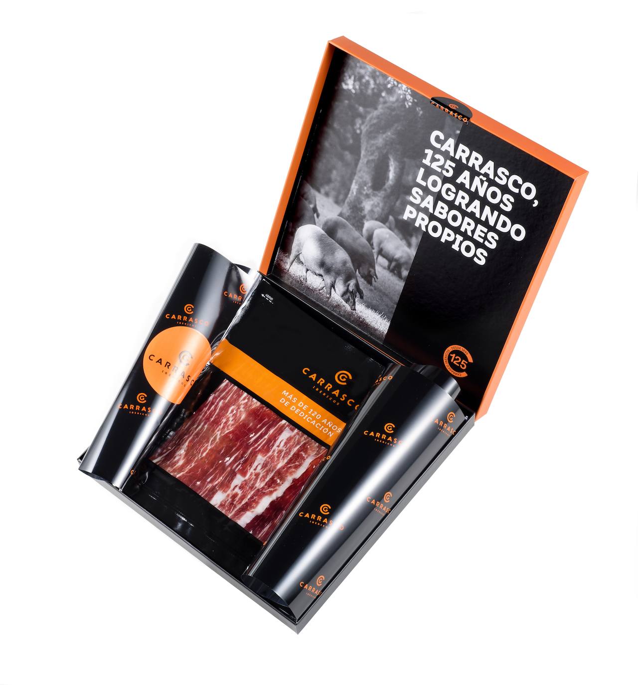 La caja 125 Aniversario de Carrasco Ibéricos es el regalo perfecto para los paladares más exigentes. El mejor jamón de bellota 100% ibérico de Guijuelo hará las delicias de la pareja en una velada especial. Este pack especial trae cinco sobres del producto, de 100 gramos cada uno cortados a mano y envasados al vacío, por 95 euros. Quienes hagan pedidos esta semana en su web, carrascosibericos.com, tienen de regalo un blíster de jamón. 