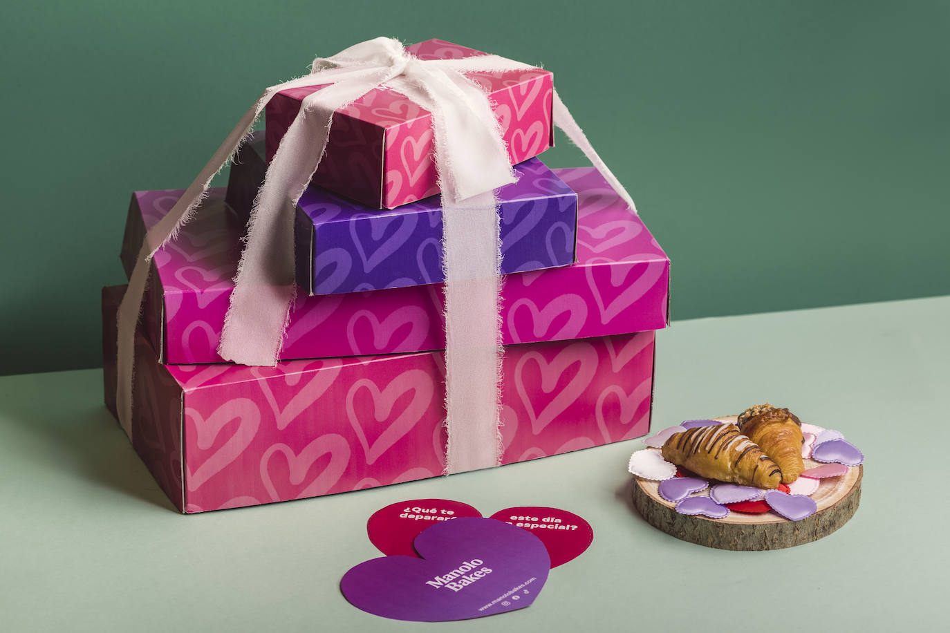 Los populares 'manolitos' de Manolo Bakes se envuelven de rosa y de morado para celebrar este año el amor. Estas cajas especiales por San Valentín además llevan, dentro, una frase romántica y cómica a la vez, con el desenfado que tiene la marca de los pequeños cruasanes. Están desde hace unos días en todas sus tiendas, pero además los pedidos que se hagan el propio martes 14 de febrero tendrán unas tarjetas de la fortuna alusivas incluídas. En manolobakes.com y en sus 39 locales de Madrid, Barcelona, Zaragoza, Sevilla, Coruña, Valencia y Valladolid. Caja de 16, 15 euros.