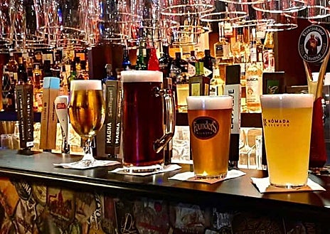 Imagen secundaria 1 - Rockade gira en torno a la música y los videojuegos de los 80. En comida, picoteo y para compartir y variedad de cervezas.