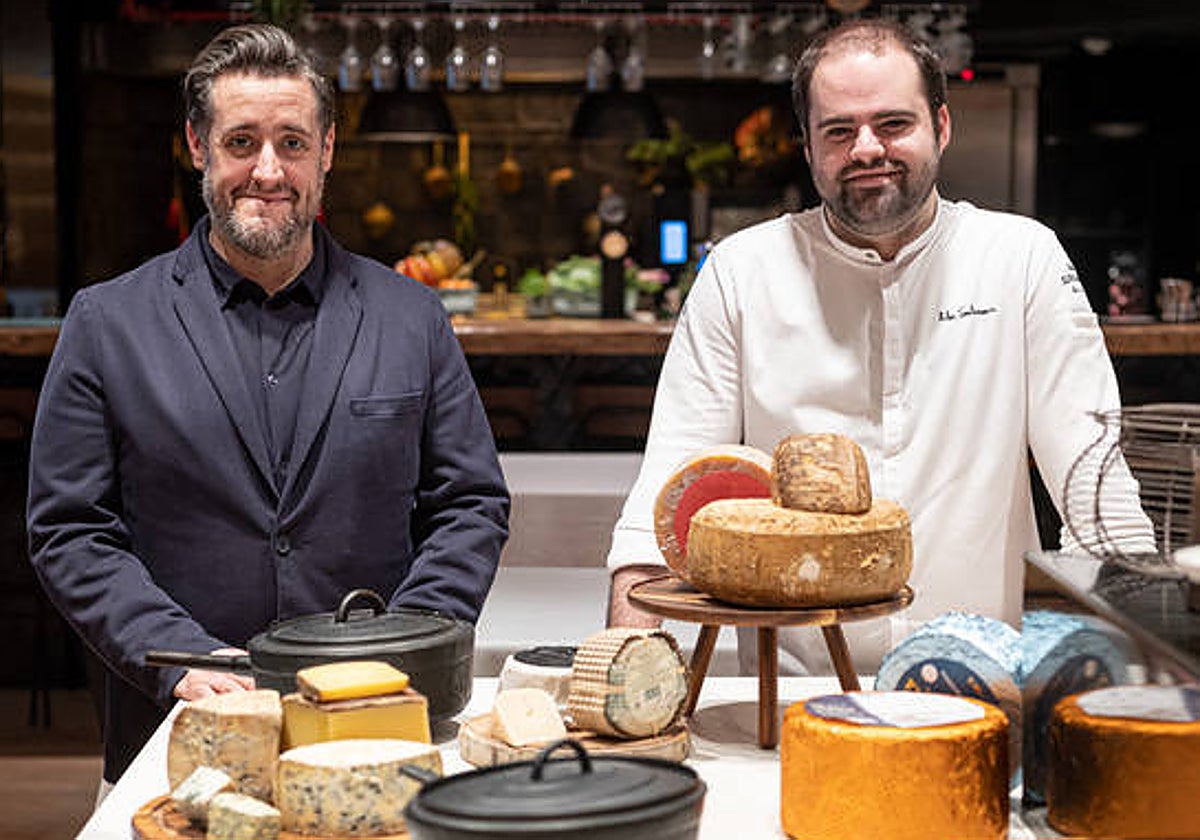 El chef Aitor Santamaría (derecha) y el experto en queso Noé González, en Sukaldean (San Sebastián)