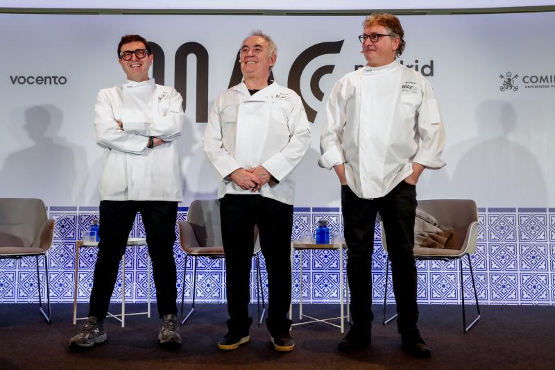Ricard Camarena, Ferran Adriá y Andoni Luis Aduriz con las primeras chaquetillas del nuevo MACC