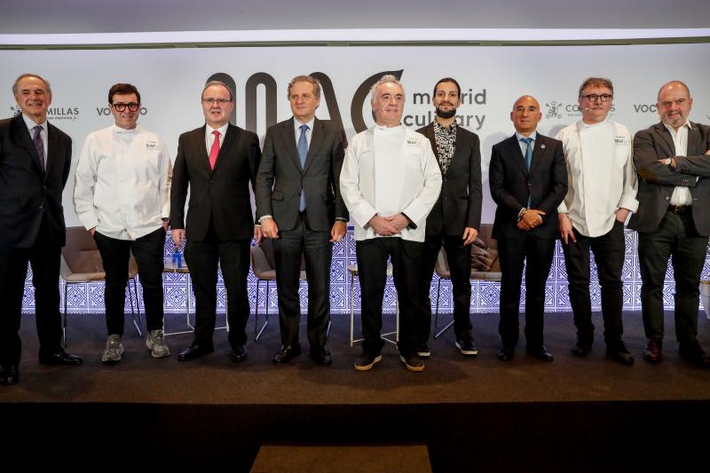 Autoridades de la Universidad Pontificia Comillas y de Vocento junto a los chefs Camarena, Adriá y Aduriz, en la presentación del Madrid Culinary Campus