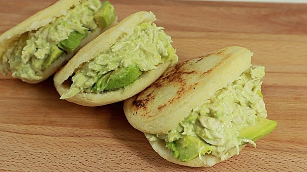 Una arepa andina reina pepiada