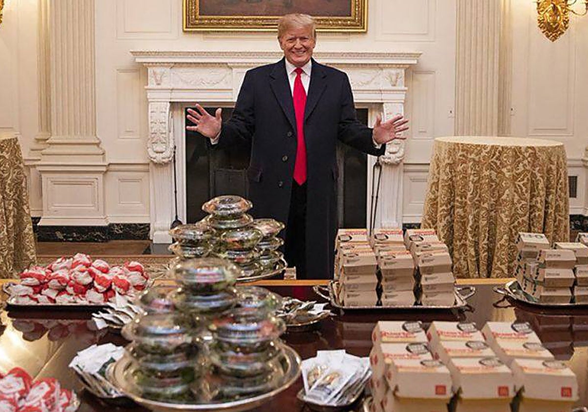 Donald Trump, en una imagen de 2019 en la Casa Blanca, donde recibió al equipo de fútbol de la Universidad de Clemson con un ágape de hamburguesas y comida basura