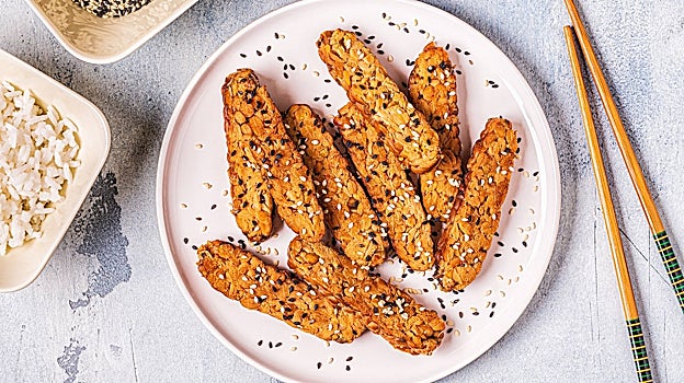 Tempeh frito con semillas de sésamo