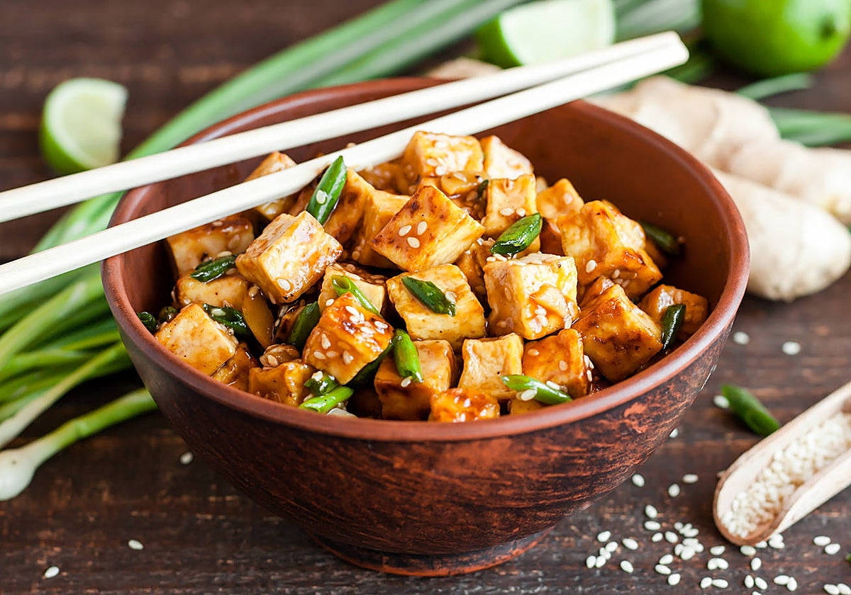 Bol de tofu frito con semillas de sésamo y especias
