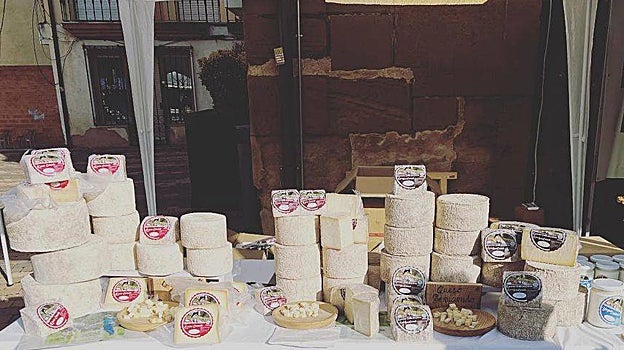 Esta quesería familiar trabaja quesos de vaca con la leche de su propia ganadería