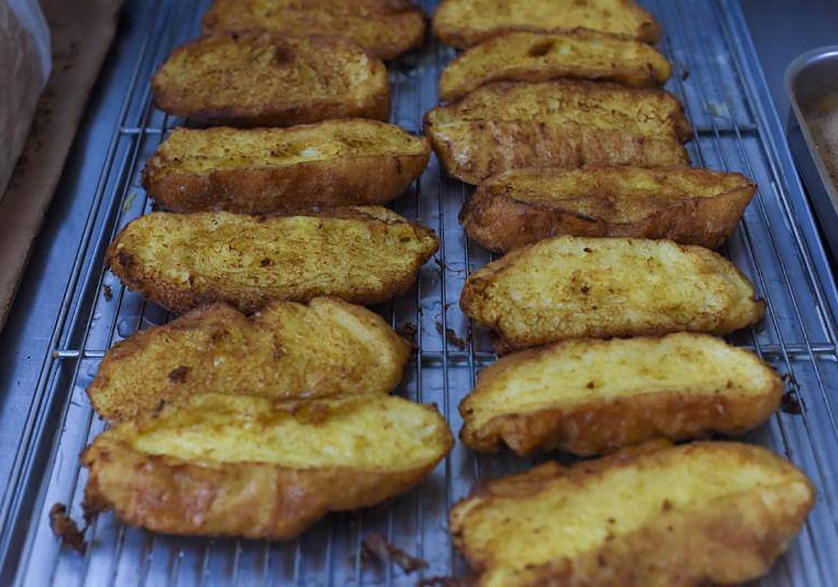 Detalle de varias torrijas en plena elaboración