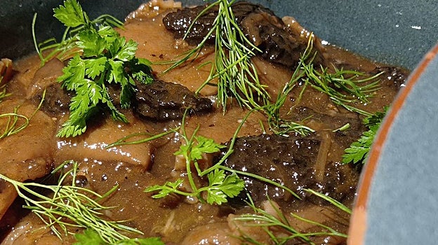 Guiso de crestas de gallo con colmenillas