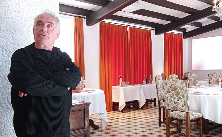 Imagen principal - Sobre estas líneas, Ferran Adrià en el comedor del edificio histórico de elBulli. Abajo, la emblemática terraza con vistas a Cala Montjoi y una de las nuevas construcciones del museo, en este caso la dedicada al legado de elBulli tras su cierre en 2011