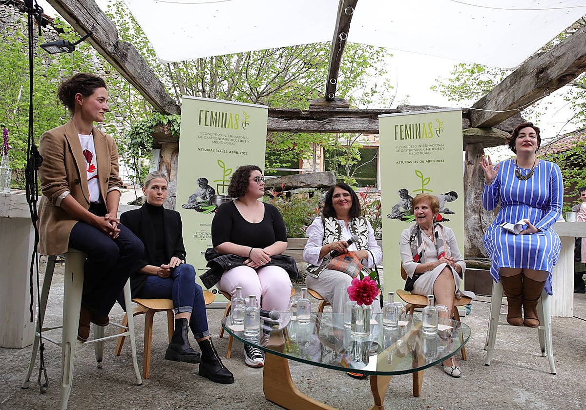 La pescadora María Maceiras, la tercera por la izquierda, acompañada de la enóloga Irene Rodríguez (izquierda), la chef Susana Casanova y las queseras Natalí Lobeto y Marigel Álvarez (a la derecha). En el extremo derecho, la moderadora de la mesa redonda Ana Vega