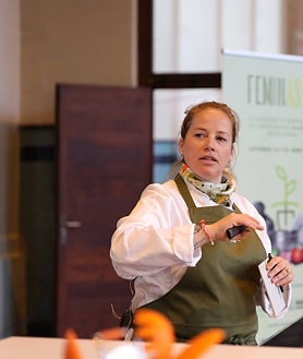 Imagen secundaria 2 - Sobre estas líneas, arriba, Delia Melgarejo (directora y sumiller del restaurante Monte) junto con Montse Serra (jefa de sala de Miramar). Abajo, a la izquierda, María Cano (chef de Voro). A la derecha, la chef danesa Kamilla Seidler.